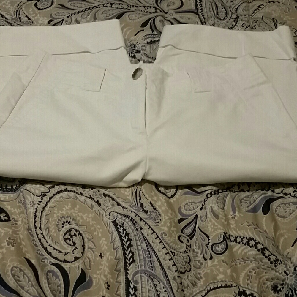 ANN TAYLOR WHITE BERMUDA SHORTS NWOT